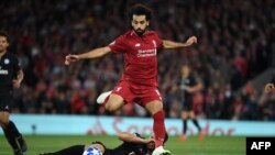 Mohamed Salah contrôle le ballon lors du match contre le Paris Saint-Germain à Anfield à Liverpool, le 18 septembre 2018