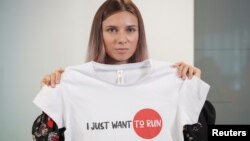 Bjeloruska sprinterka na konferenciji za novinare po dolasku u Varšavu