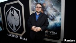 Sutradara Guillermo del Toro berpose diDolby teater di Hollywood, California, saat pemutaran perdana film "Pacific Rim" tanggal 9 Juli 2013. (Foto: dok).