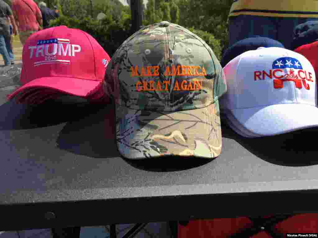 Des casquettes pour soutenir Donald Trump lors de la convention républicaine, Cleveland, le 18 juillet 2016 (VOA/Nicolas Pinault) &nbsp;