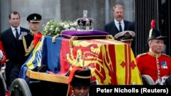 Svečana ispraćaj krajice Elizabete Druge do Vestminster hola (REUTERS/Peter Nicholls)
