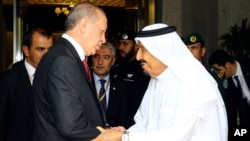 Recep Tayyip erdogan, à gauche, reçu par le roi Salmane, Jeddah, Arabie saoudite, le 23 juillet 2017. 