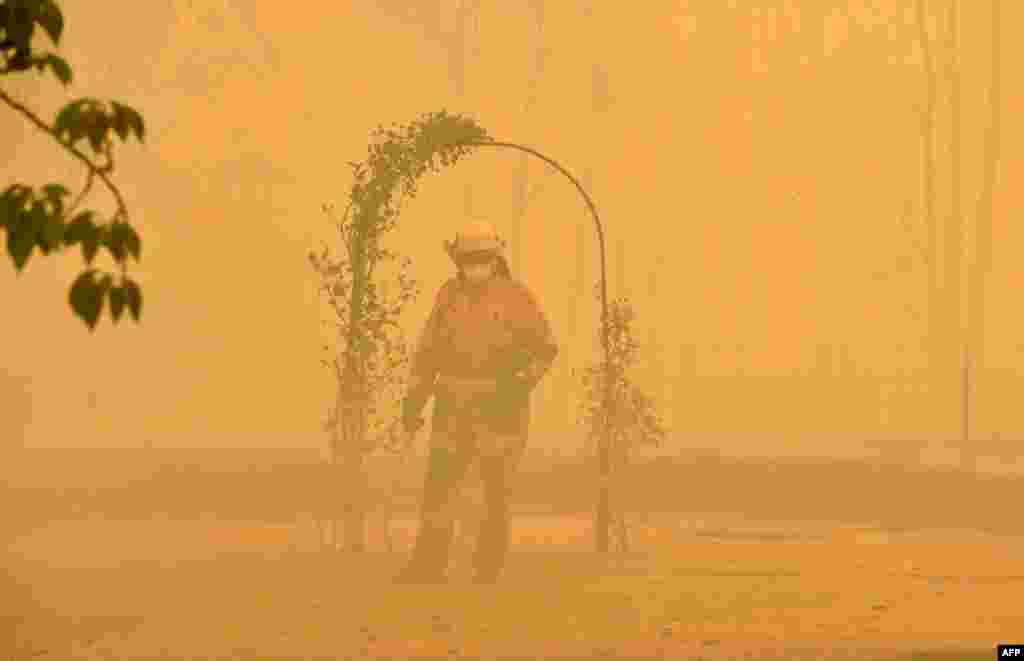 A fireman fights a bushfire to protect a property in Balmoral, 150 kilometers southwest of Sydney.