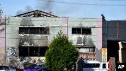 Gedung tempat pesta musik elektronik yang terbakar di Oakland, California (3/12). (AP/Josh Edelson)