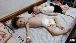 Los niños palestinos Uday, a la izquierda, y Mohammed Mahra, ambos con desnutrición, descansan en el hospital Kamal Adwan en Beit Lahia, en el norte de la Franja de Gaza, el 9 de julio de 2024.