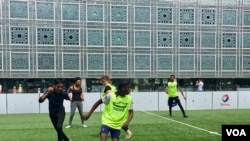 An amateur match outside the Arab World Institute in Paris. ( L. Bryant/VOA)