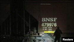 Un agente de la patrulla fronteriza de EE. UU. inspecciona el paso de un tren entre Ciudad Juárez, México, y El Paso, Texas.