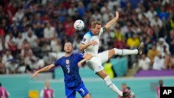 El estadounidense Walker Zimmerman (izquierda) pugna por el balón con el atacante inglés Harry Kane en el partido por el Grupo B del Mundial, el viernes 25 de noviembre de 2022, en Jor, Qatar. 