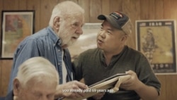 라미 현 사진작가(오른쪽)가 미국인 한국전 참전용사와 대화하고 있다. 사진='Project Soldier KWV' 유튜브 캡쳐.