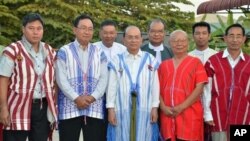 မြန်မာသမ္မတ ဦးသိန်းစိန် နဲ့ ကရင်အမျိုးသား အစည်းအရုံး (KNU) ခေါင်းဆောင်များ တွေ့ဆုံခဲ့ကြစဉ်။ (ဇန်နဝါရီလ ၁ ရက်၊ ၂၀၁၃)။