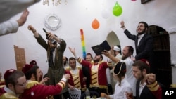 Judíos ultraortodoxos celebran la festividad de Purim, en el barrio Mea Shearim de Jerusalén, el 28 de febrero de 2021. La festividad de Purim conmemora la salvación de los judíos del genocidio en la antigua Persia, según el libro bíblico de Ester.
