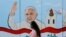 Une peinture murale du pape François est visible sur le mur d'une église lors de sa prochaine visite en Irak, à Bagdad, en Irak, le 22 février 2021.