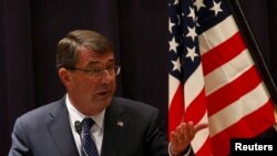 Menteri Pertahanan AS Ashton Carter berbicara dalam konferensi pers di Tokyo (8/4). 