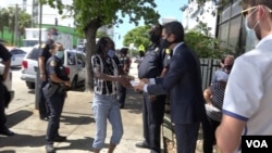 El alcalde de Miami, Francis Suárez, entrega mascarillas a los residentes del barrio de Allapatah.