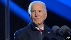 El presidente Joe Biden habla durante una ceremonia de encendido del Árbol Nacional de Navidad en la Elipse, cerca de la Casa Blanca, en Washington, el jueves 5 de diciembre de 2024. (Foto AP/Jacquelyn Martin)