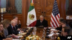 El presidente mexicano, Andrés Manuel López Obrador (centro), reunido con altos funcionarios de la Administración del presidente Joe Biden en México este 27 de diciembre para abordar la situación migratoria agudizada con una nueva caravana.