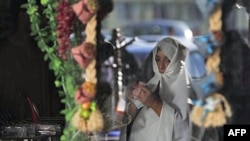 Ливийская женщина на улице в Триполи. Архивное фото.