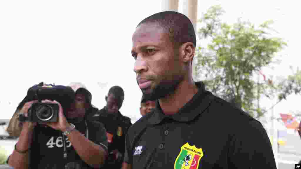 Un joueur de football malien Seydou Keita marche à l&#39;arrivée à l&#39;aéroport international de Malabo à Malabo, Guinée équatoriale vendredi 16 janvier 2015.