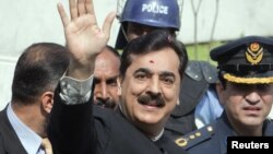 Pakistan's Prime Minister Yusuf Raza Gilani waves after arriving at the Supreme Court in Islamabad, Pakistan, April 26, 2012.