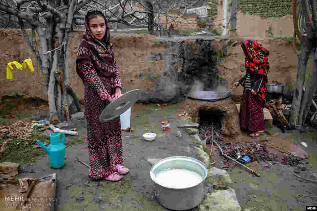 دختر روستایی در دویدوخ خراسان شمالی. مهر نوشته، این روستا با مردمانی ساده و زحمتکش، با مشکلاتی چون نبود آب شرب، جاده، کمبود سوخت و امکانات بهداشتی دست‌به‌گریبان است. این روزها که نامزدهای مجلس مشغول وعده هستند، یاد این روستا هم خواهند بود؟ عکس: فاطمه عابدی، مهر