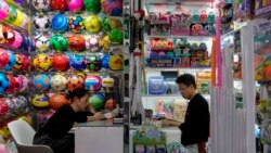 Seorang pedagang menunggu pelanggan di tokonya yang menjual berbagai mainan di pasar grosir Yiwu di Yiwu, Provinsi Zheijiang, 8 November 2024. (Foto: Andy Wong/AP Photo)