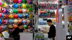 Seorang pedagang menunggu pelanggan di tokonya yang menjual berbagai mainan di pasar grosir Yiwu di Yiwu, Provinsi Zheijiang, 8 November 2024. (Foto: Andy Wong/AP Photo)