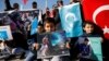 Anak-anak Muslim Uighur membawa gambar idola mereka, pemain Arsenal Mesut Ozil, dalam aksi demonstrasi anti penindasan China di Istanbul, Turki 14 Desember 2019 lalu (foto: dok). 