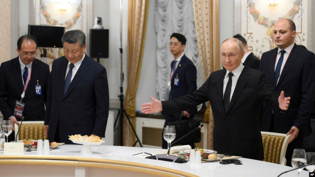 22 Ekim 2024 - Rusya Cumhurbaşkanı Vladimir Putin (sağda) ve Çin Cumhurbaşkanı Xi Jinping, Rusya'nın Kazan kentindeki Kazan Belediye Binası'nda BRICS Zirvesi heyet başkanları için düzenlenen gayri resmi akşam yemeğine katıldı.
