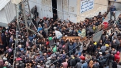 Orang-orang Palestina berdesakan untuk menerima bantuan roti dari sebuah toko roti di tengah konflik antara Hamas dan Israel di Deir al-Balah di pusat Gaza, Jumat, 29 November 2024. (Foto: Abd Elhkeem Khaled/Reuters)