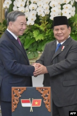 Presiden Indonesia Prabowo Subianto (kanan) berjabat tangan dengan Sekretaris Jenderal Partai Komunis Vietnam To Lam setelah konferensi pers bersama di Istana Kepresidenan di Jakarta, 10 Maret 2025. (BAY ISMOYO / AFP)