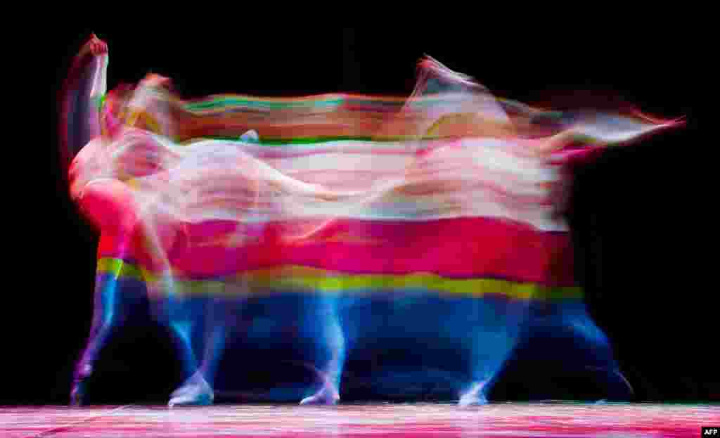 Penari Inggris Laurretta Summerscales dalam pemotretan sebelum pertunjukan final kompetisi &quot;Emerging Dancer 2013&quot; di Queen Elizabeth Hall, pusat kota London. (AFP/Leon Neal)