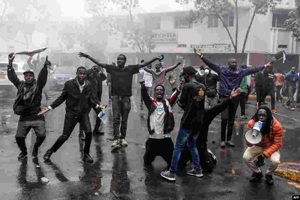 Manifestantes entoam slogans anti-governamentais durante uma manifestação contra o aumento dos impostos, enquanto os deputados votam a Lei das Finanças 2024 no centro de Nairoibi, a 20 de junho de 2024.