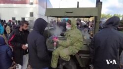 کۆچبەران لەسەر سنوری بێلاروس ڕیزیان بەستووە بۆ وەرگرتنی خواردنی گەرم