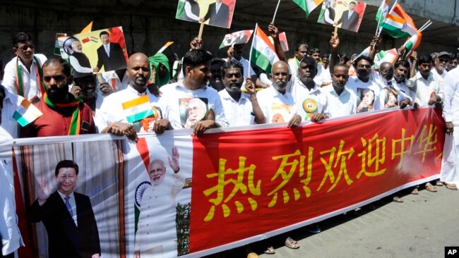 2019年10月11日星期五，印度人在印度钦奈机场外高举欢迎中国国家主席习近平的旗帜。习近平周五抵达印度，与印度总理纳伦德拉·莫迪举行峰会。