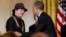 El presidente Barack Obama felicita a Carlos Santana por haber recibido el premio del Kennedy Center.
