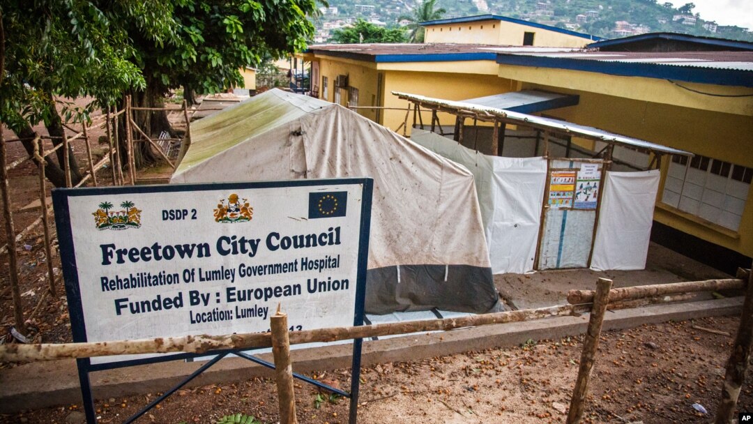 Tempat yang tadinya digunakan untuk merawat pasien terinfeksi virus Ebola, yang merupakan bagian dari Rumah Sakit Umum Lumley Government dekat Freetown, Sierra Leone. (AP/Michael Duff)