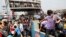 Pekerja migran dan pekerja turun dari feri yang penuh sesak di terminal feri Mawa di Munshiganj, Bangladesh. Kebakaran besar melanda satu feri sungai yang penuh sesak di Bangladesh selatan Jumat (24/12) pagi, menyebabkan sedikitnya 39 orang tewas dan 72 terluka. (Foto: Reuters)