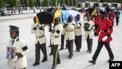 Soldats tanzaniens aux obsèques de Casques Bleus à Dar es-Salaam le 14 décembre 2017.