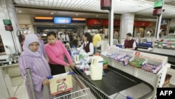 Des clients dans un supermarché à Rabat le 4 avril 2008. (AFP/ABDELHAK SENNA )