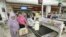 Des clients dans un supermarché à Rabat le 4 avril 2008. (AFP/ABDELHAK SENNA )