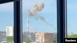 Asap mengepul saat menara TV runtuh setelah serangan rudal Rusia di Kharkiv, Ukraina 22 April 2024. (Video diperoleh Reuters/via REUTERS)