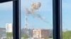 Dim se uzdiže u trenutku pada TV tornja nakon onoga za šta lokalni zvaničnici kažu da je bio raketni udar, tokom Ruskog napada na Ukrajinu, u Harkovu, Ukraina, 22. aprila 2024.