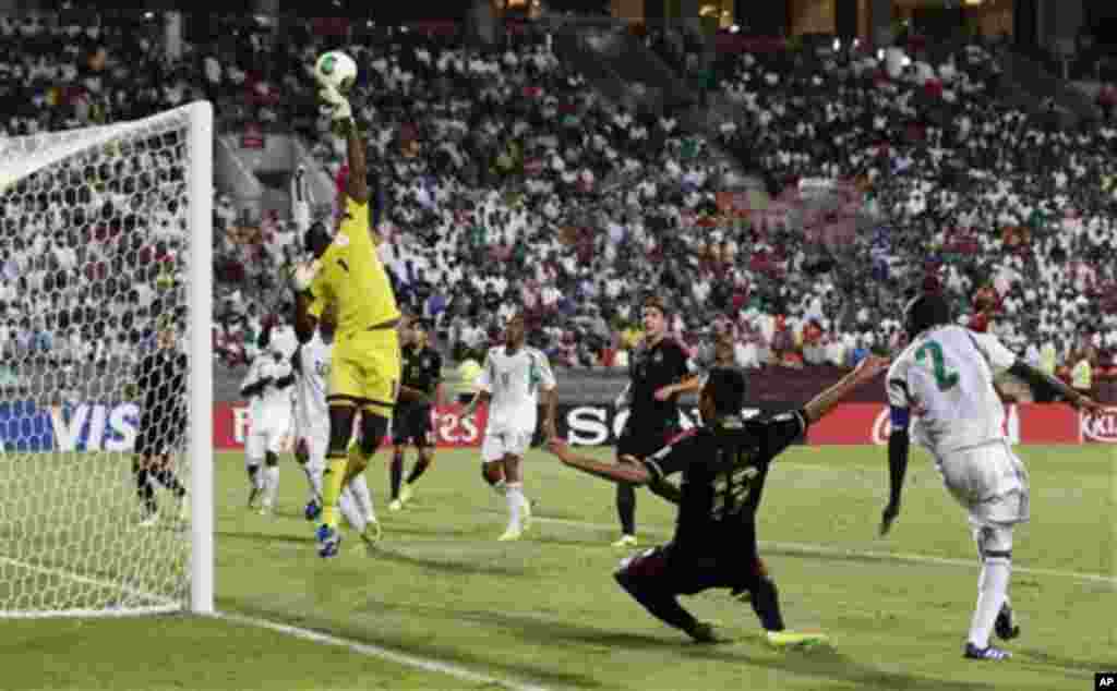 Nigeria's goalkeeper Dele Alampasu, left, makes a save from Mexico's Ulises Jaimes, second right, during the World Cup U-17 final soccer match between Nigeria and Mexico at Mohammad Bin Zayed stadium in Abu Dhabi, United Arab Emirates, Friday, Nov. 8, 201