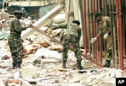 지난 1998년 아프리카 케냐 주재 미 대사관에서 폭탄 테러 공격이 발생한 후 케냐 군인들이 사고현장에 도착해 정리하고 있다.