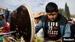 Bolivianos simpatizantes del derrocado presidente de Bolivia, Evo Morales, lloran la muerte de un hombre que, según dicen, fue asesinado por las fuerzas de seguridad durante recientes enfrentamientos, en Sacaba, cerca de Cochabamba, Bolivia, 17 de noviembre de 2019.