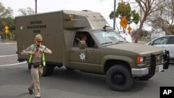Equipa de negociação de reféns junto às instalações do Veterans Home of California