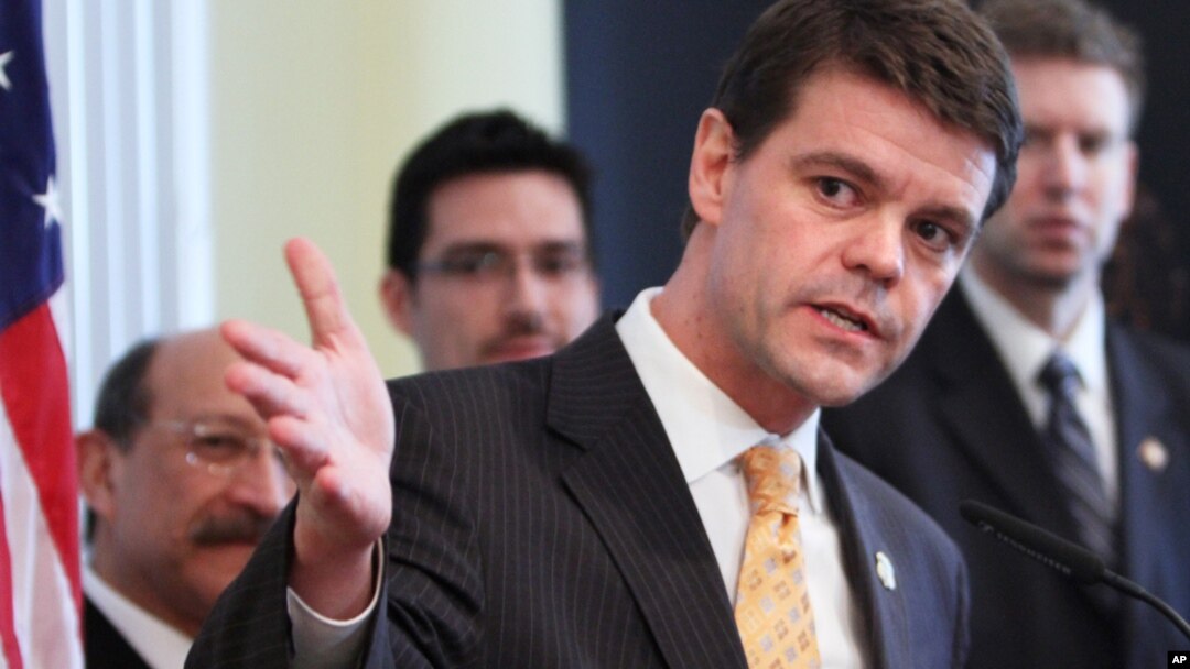 John Morton, director del ICE, dijo que quienes entren ilegalmente y cometan crímenes serán detenidos y expulsados del país.