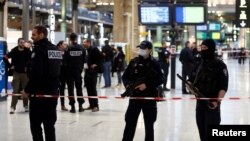 Polisi wa Ufaransa wakiimarisha usalama kwenye kituo cha treni cha Gare du Nord mjini Paris