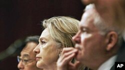 From left, Energy Secretary Steven Chu, Secretary of State Hillary Rodham Clinton, and Defense Secretary Robert Gates, testify before the Senate Armed Services Committee hearing on the new START Treaty, on Capitol Hill in Washington, 17 Jun 2010 (file pho