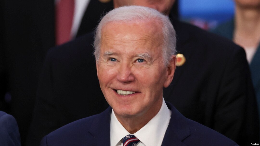 Prezidan Etazini Joe Biden fe preparasyon pou yon foto gwoup lide G20 yo nan Rio de Janeiro, Brezil, 19 Novanm 2024. 